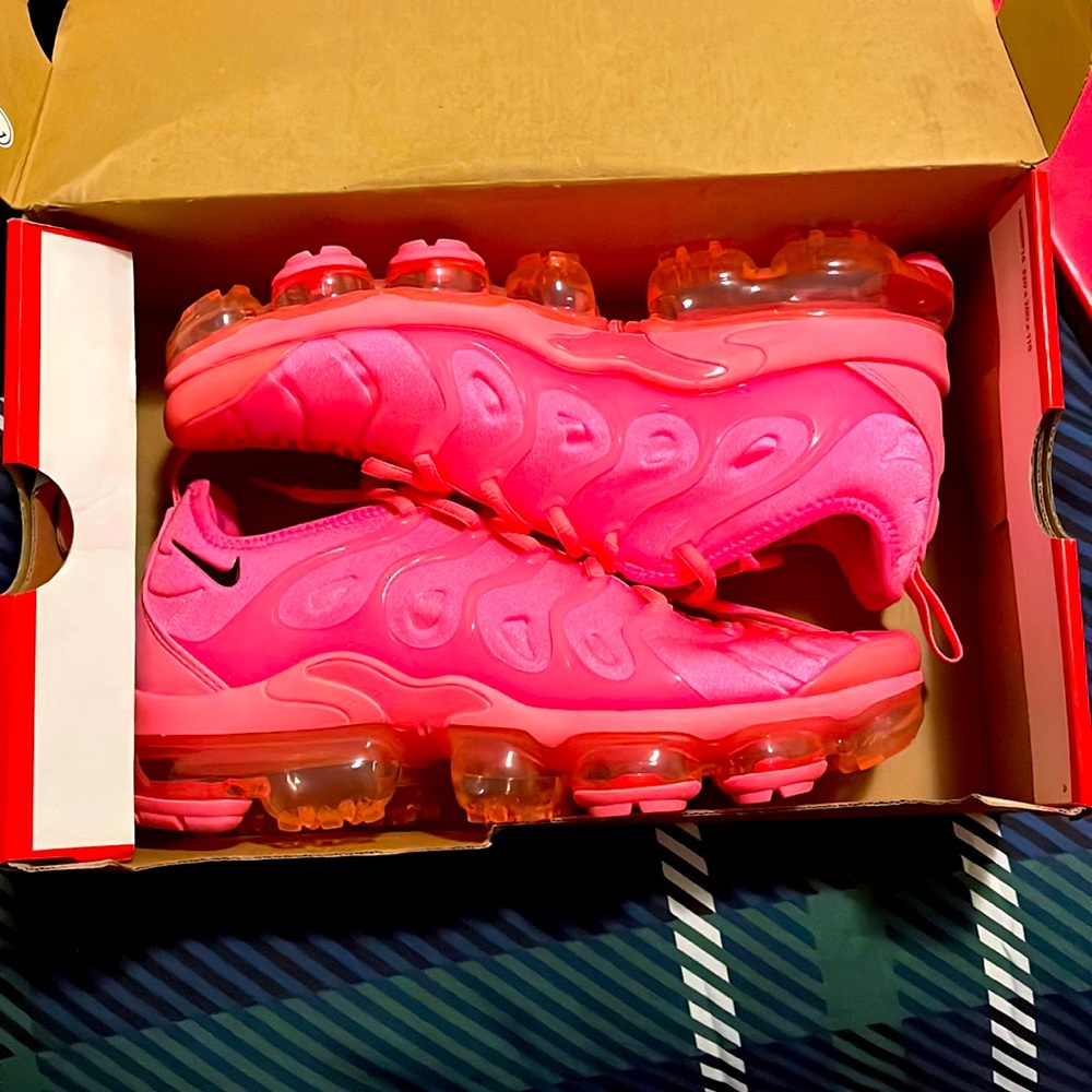 Pink brand new vapor max Nike